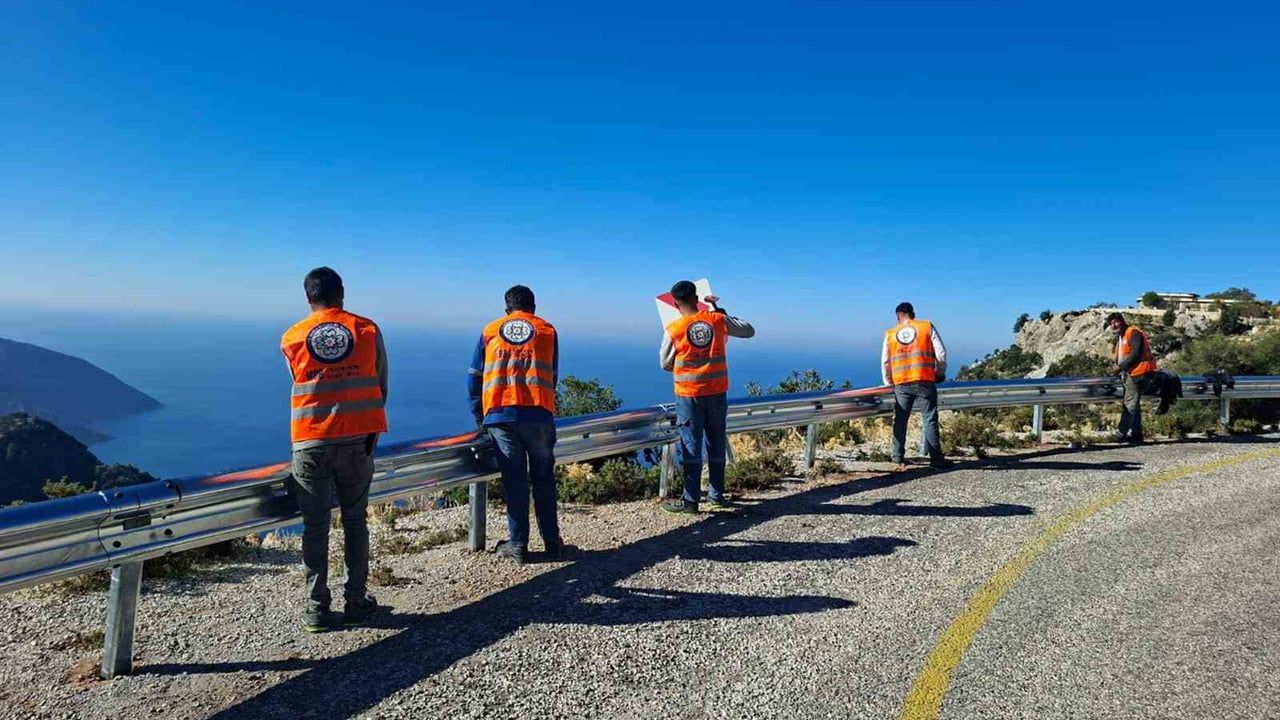 Muğla'da 'Güvenli Yollar' Programı: 155 Milyon TL ile 84.200 Metre Oto Korkuluk ve 5 Bin Metre Bariyer