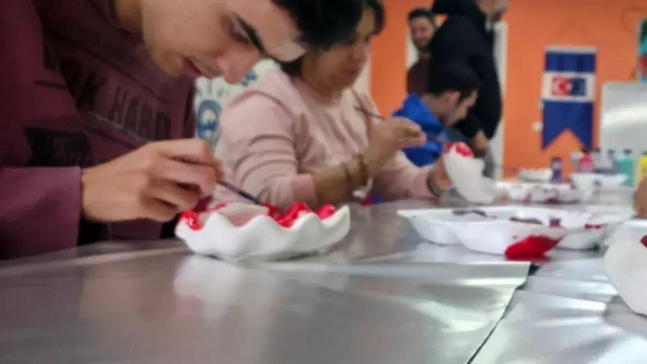 Muğla'da Seramik Boyama Atölyesi: Engelli Bireyler Sanatla Bir Araya Geldi