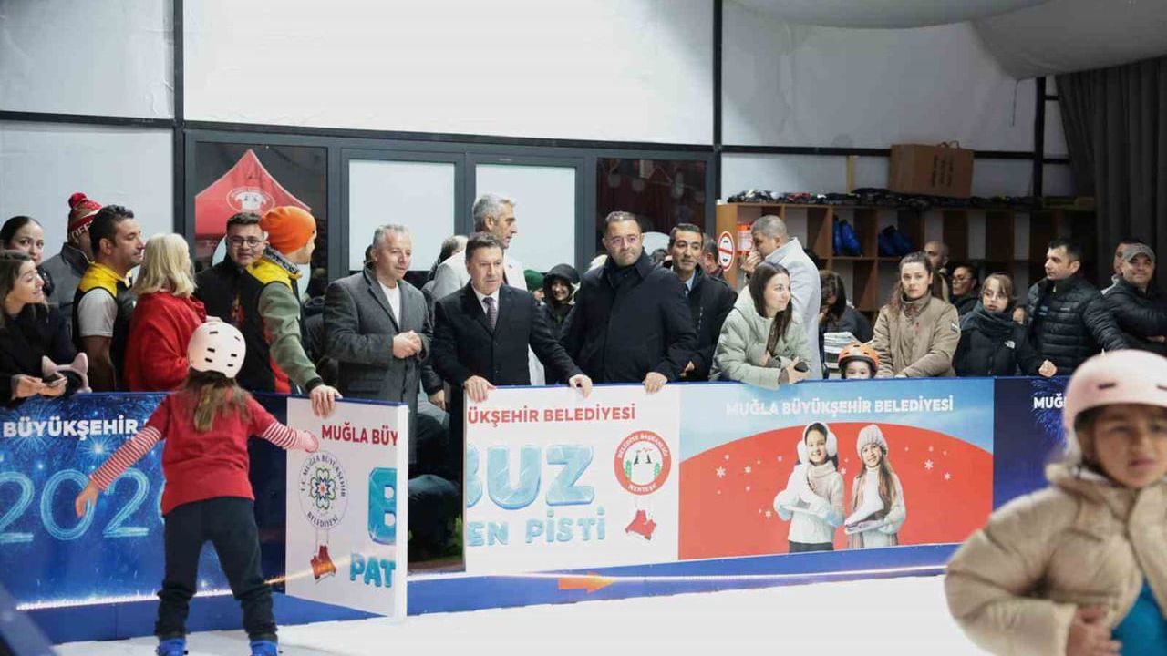Muğla’da yeni yıl coşkusu Menteşe Kent Meydanı’ndaki buz paten pistiyle başladı