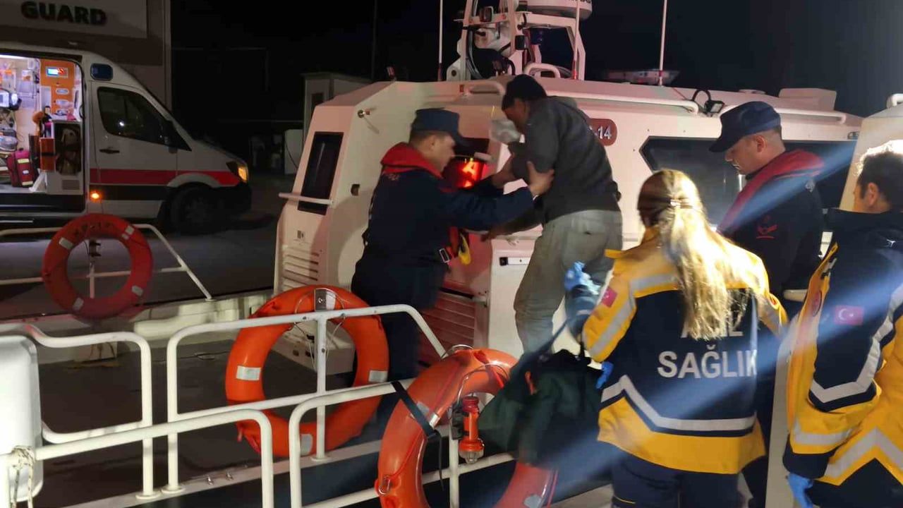 Muğla Marmaris açıklarında balıkçı teknesinde yaralanan vatandaş Sahil Güvenlik tarafından tıbbi tahliye edildi