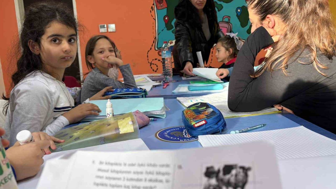 Muğla Menteşe Uluslararası Gençlik Merkezi, İngilizce Konuşma Kulübü ve Akademik Destek programını tamamladı