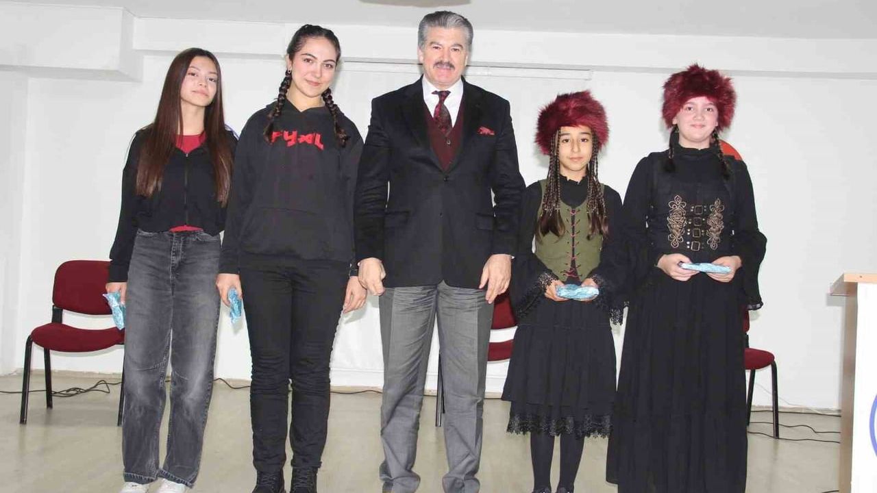 Murat Atılgan Ortaokulu'nda 'Dünya Türk Dili Ailesi Günü' programı düzenlendi