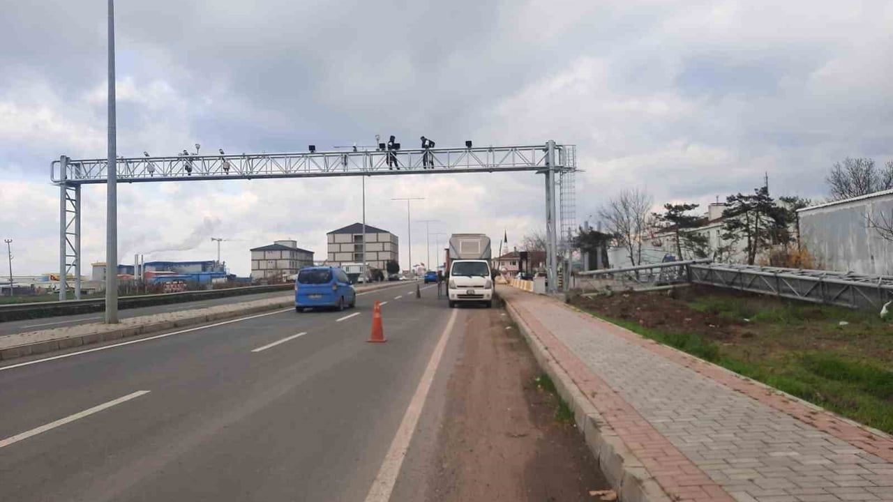 Muratlı'da otoyol plaka tanıma sistemi direği yenilendi