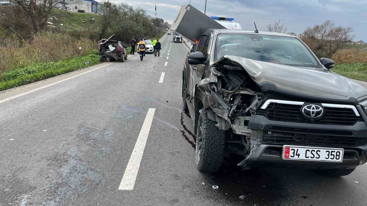Muratlı Küçük Sanayi Sitesi önünde iki aracın çarpışması: 1 kişi yaralandı