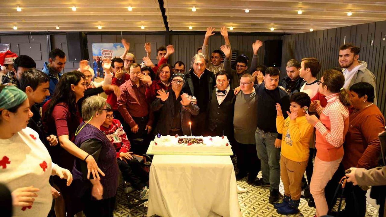Muratpaşa Belediyesi Adalya Vakfı Engelsiz Kafe'de yeni yıl etkinliği: Özel gereksinimli bireyler ve aileleri bir arada