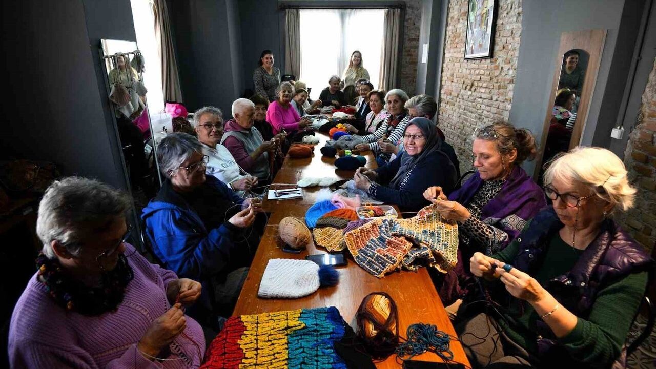 Muratpaşa Çifte Kuyular Yaşlı Evi’nden çocuklara atkı, bere ve kazak projesi