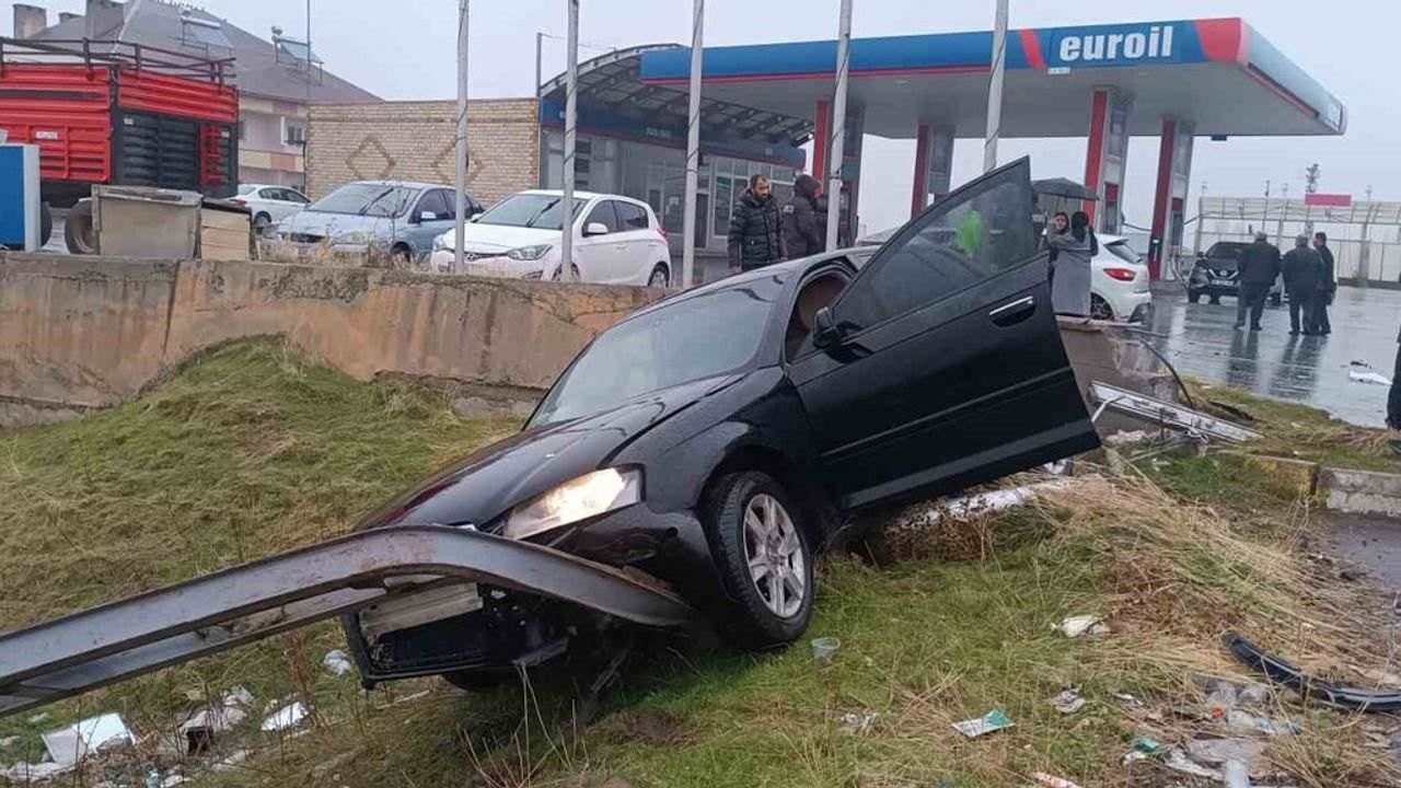 Muş-Bitlis kara yolunda akaryakıt istasyonu girişinde çarpışma: 3 yaralı