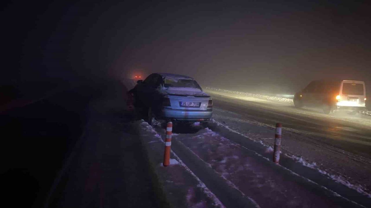 Muş-Bitlis Karayolu'nda sis ve buzlanma nedeniyle otomobil refüje çarptı