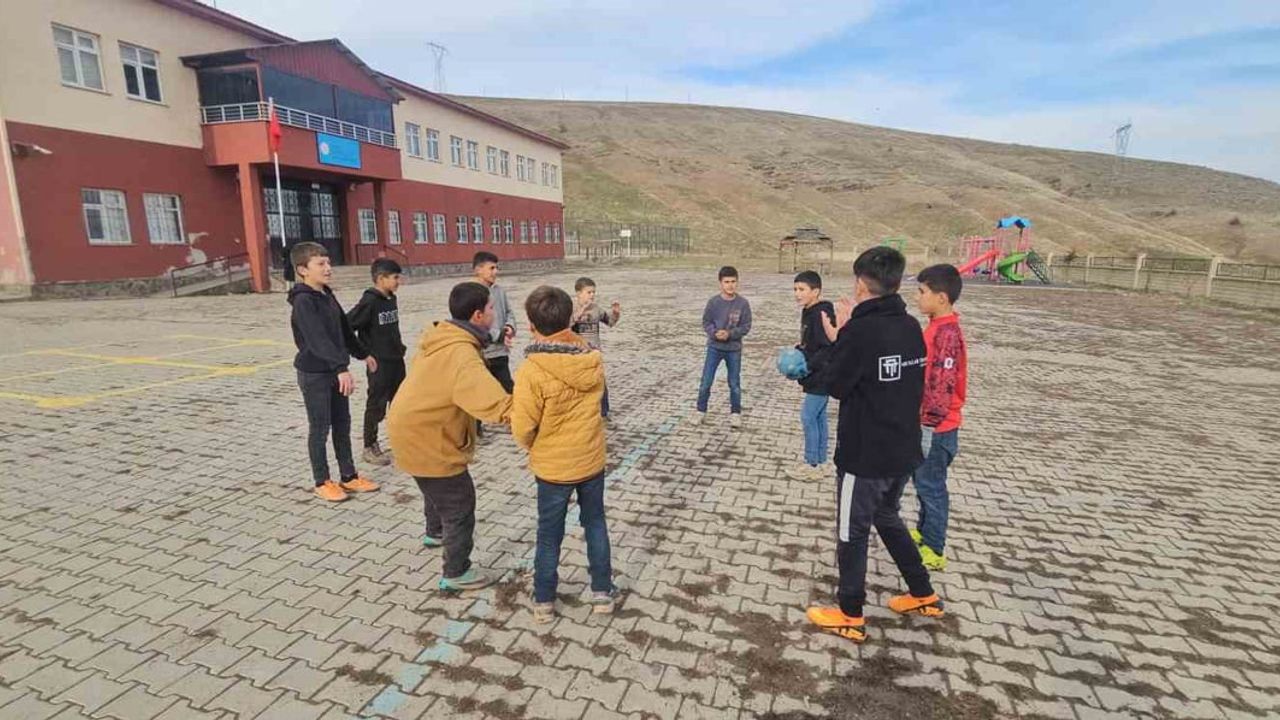 Muş Dağdibi köyünde çocuklar geleneksel oyunları yaşatıyor