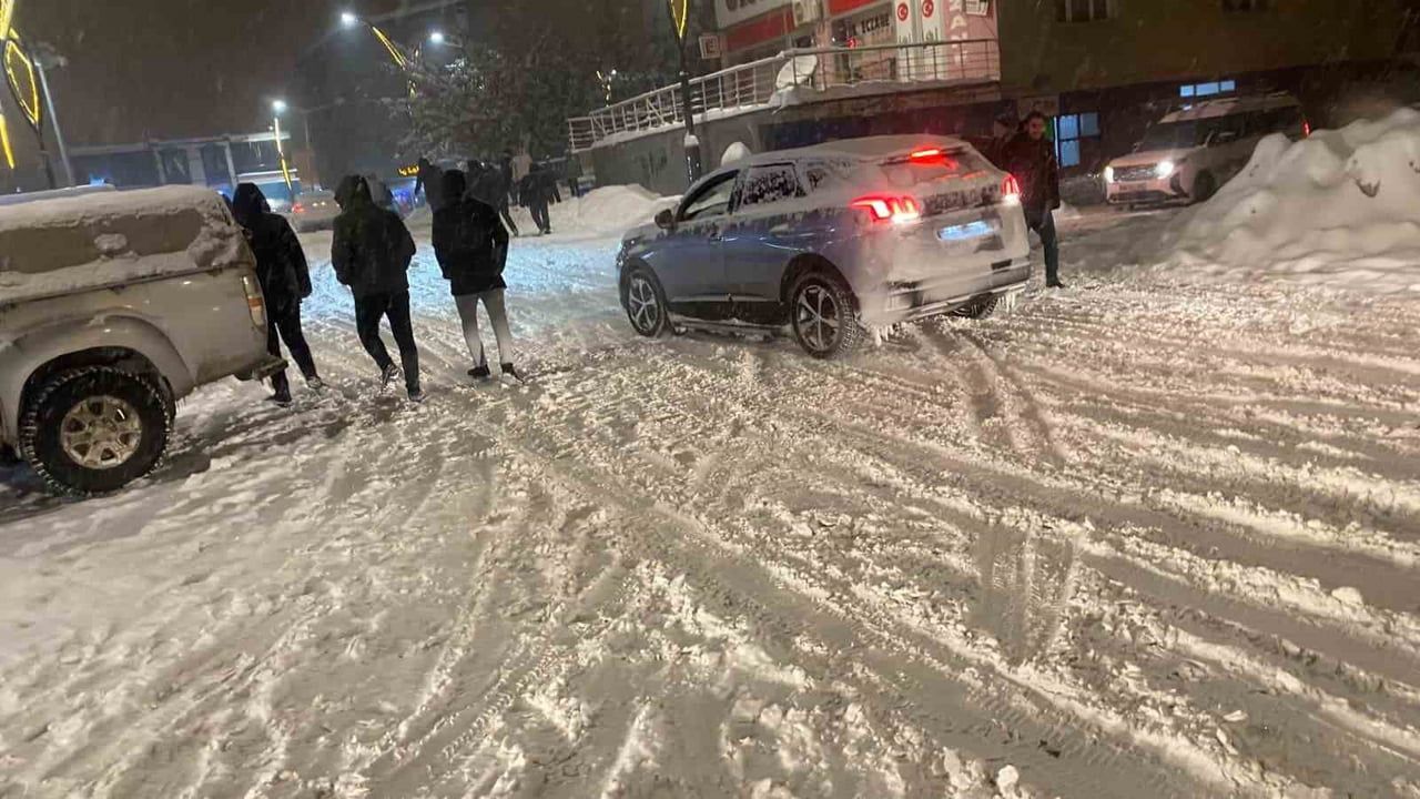Muş Hasköy'de Kar ve Buzlanma Trafikte Zorluk Yarattı; Araçların Kayma Anları Kamerada