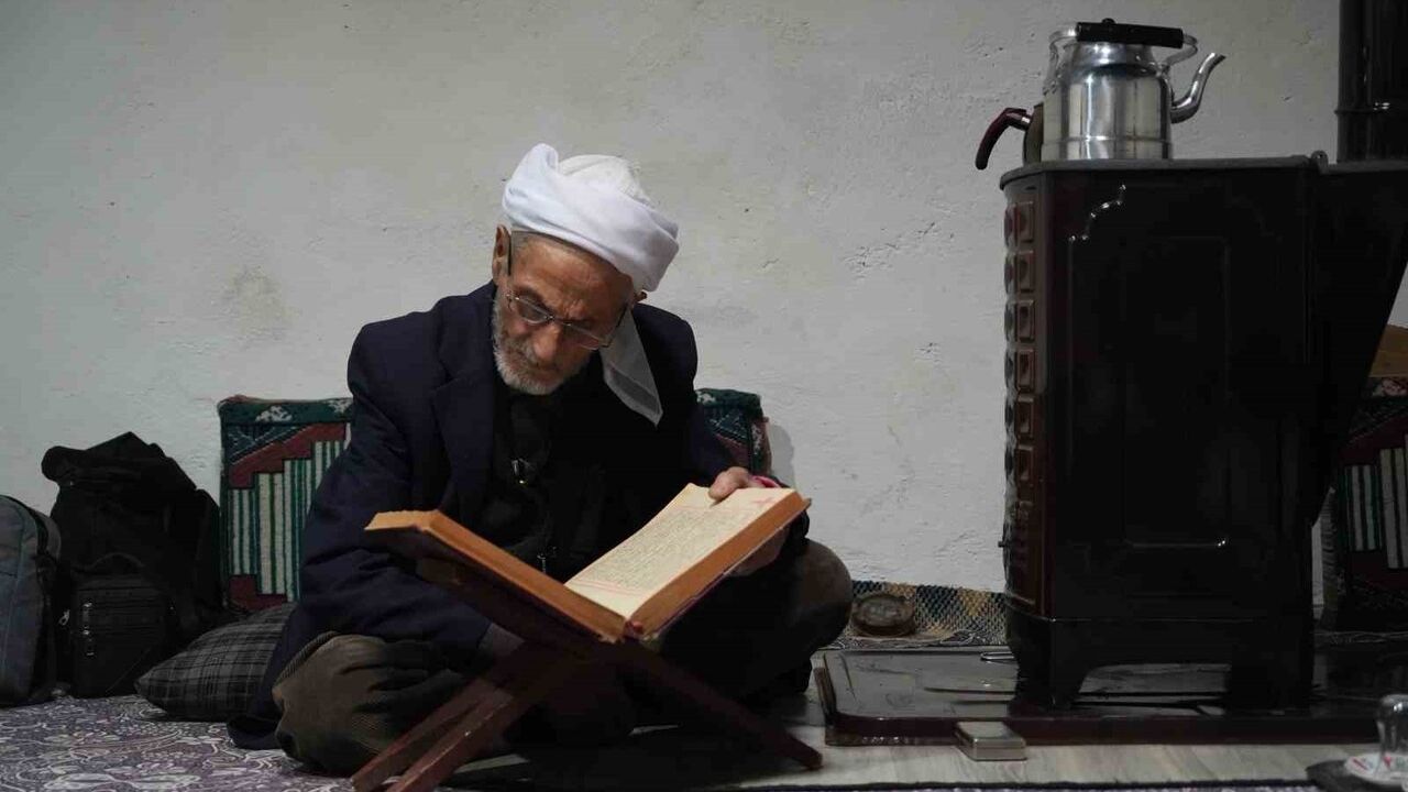 Muş’ta 86 yaşındaki Rüstem Balık, 50 yıldır sadece çay ve gofretle yaşıyor