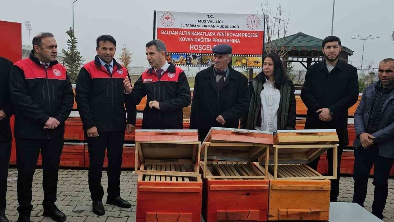 Muş'ta 'Altın Kanatlara Yeni Kovan' projesiyle 100 üreticiye 1.000 arı kovanı dağıtıldı