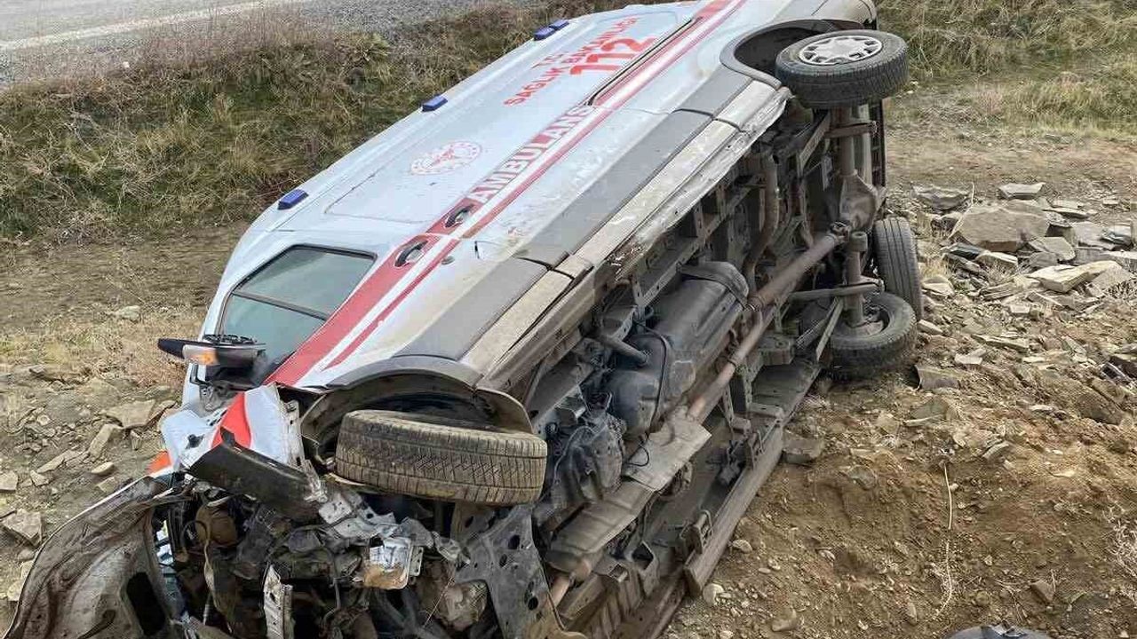 Muş'ta ambulans devrildi: sürücü ve iki sağlık çalışanı yaralandı