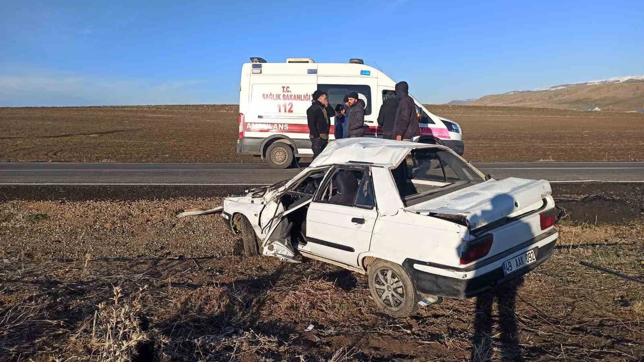 Muş'ta Bostankent girişinde 49 AAK 092 plakalı otomobil takla attı — 4 yaralı