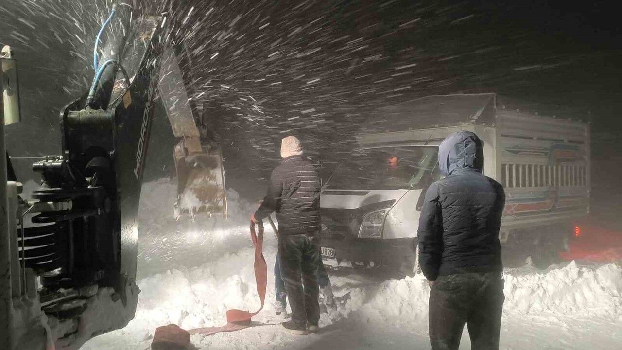 Muş'ta Derecik-Üçevler grup köy yolunda mahsur kalan 7 kişi kurtarıldı