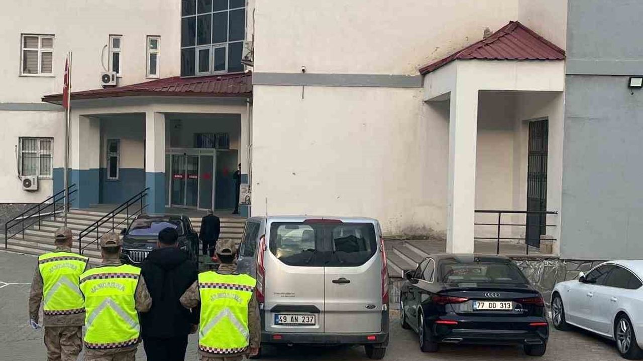 Muş’ta dolandırıcılıktan aranan S.K. jandarma ekiplerince yakalandı ve cezaevine gönderildi