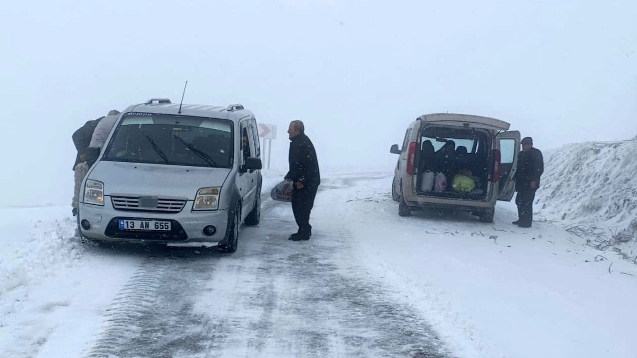 Muş'ta Hasköy-Mutki karayolu kar ve tipi nedeniyle ulaşıma kapatıldı