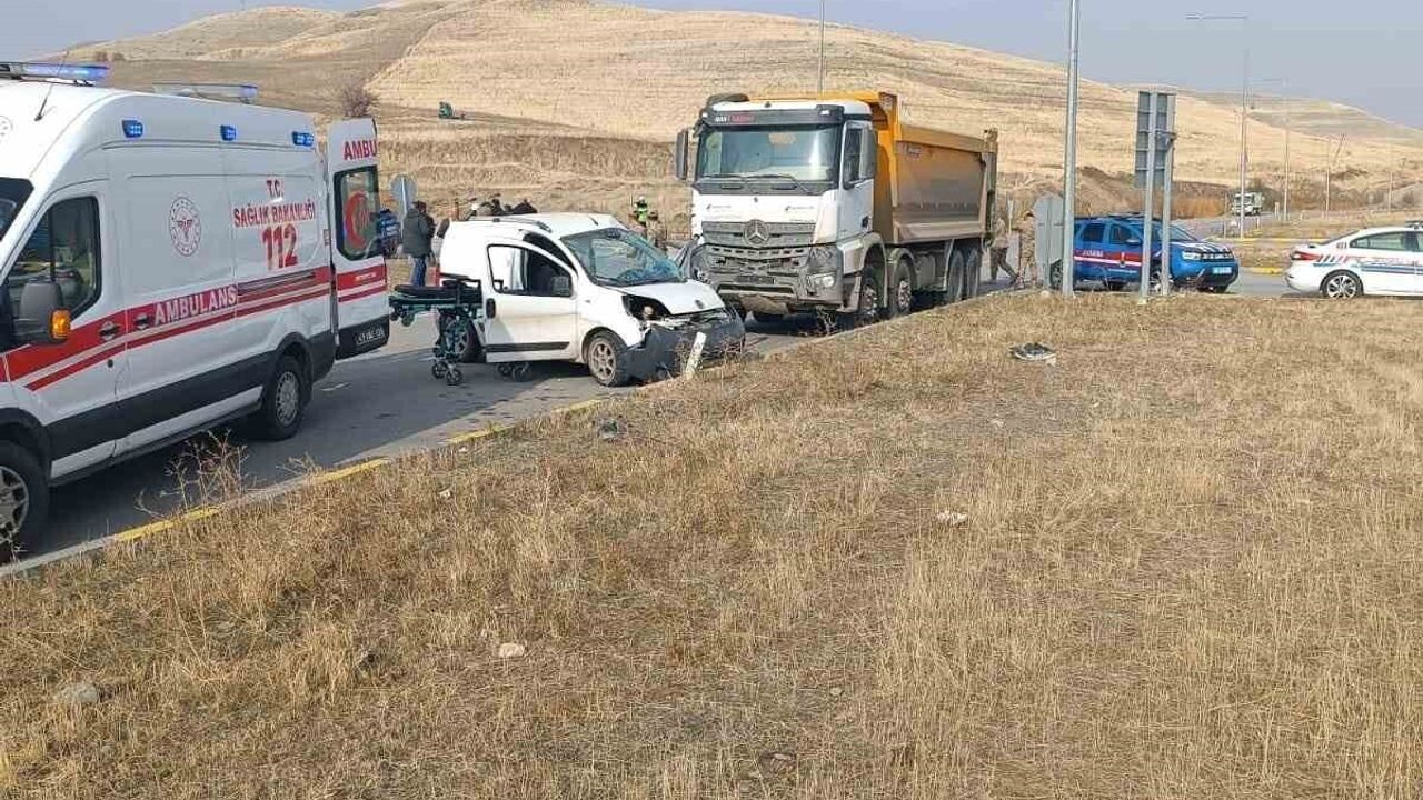 Muş'ta İki Ayrı Trafik Kazası: 2 Ölü, 4 Yaralı