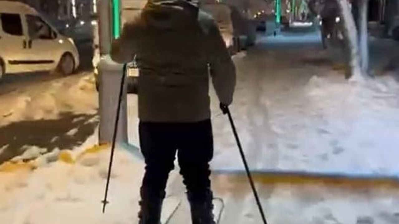 Muş’ta İstasyon Caddesi'nde Kayak Keyfi: 30 santimetre kar sokakta değerlendirildi