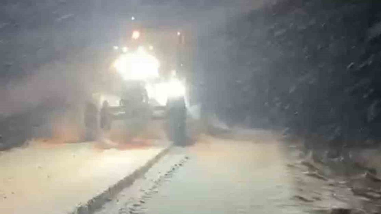 Muş'ta kar yağışı 250 köy yolunu ulaşıma kapattı