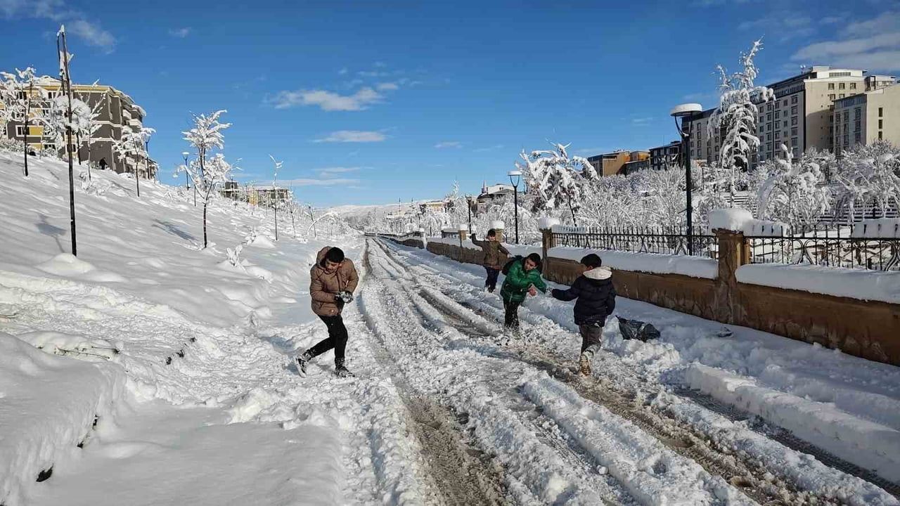 Muş’ta kuvvetli kar ve buzlanma nedeniyle eğitime 1 gün ara
