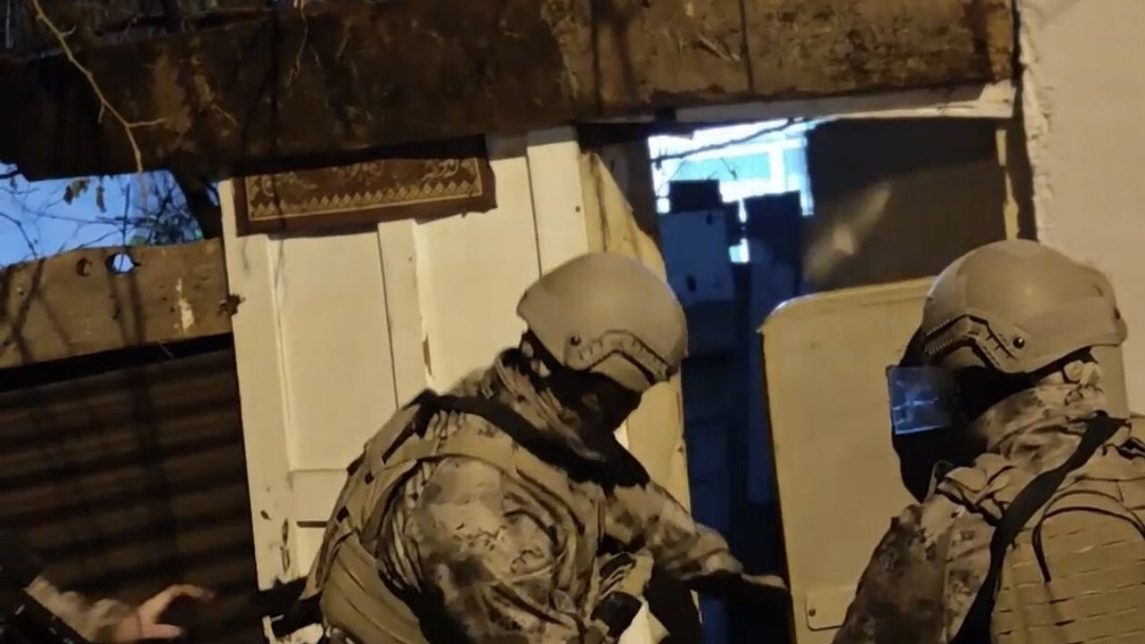 Muş'ta narkotik operasyonu: 4 şüpheli tutuklandı, uyuşturucu ve ruhsatsız tabanca ele geçirildi