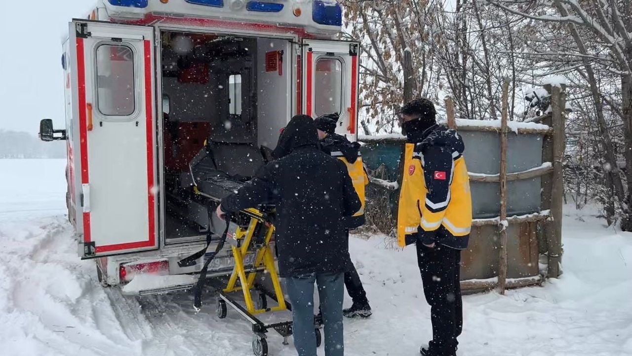 Muş'ta özel donanımlı obez ambulansla hasta güvenli şekilde hastaneye sevk edildi