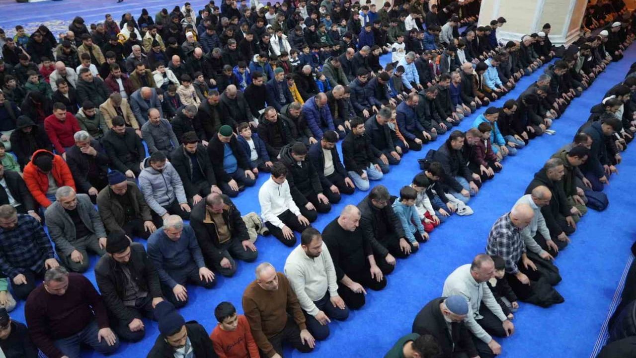 Muş'ta Regaip Kandili Camilerde Dualarla İdrak Edildi