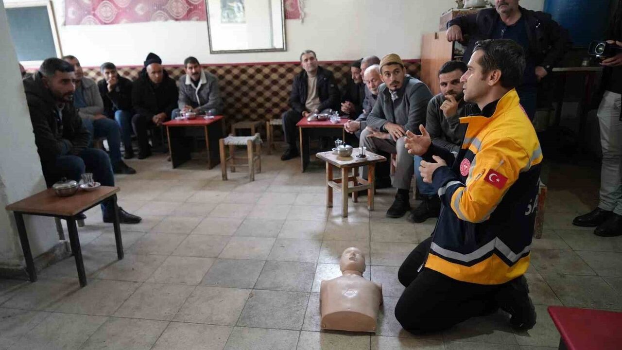 Muş'ta sağlık ekipleri köy köy dolaşıp 'Köylere İlk Yardım Farkındalık Eğitimi' veriyor