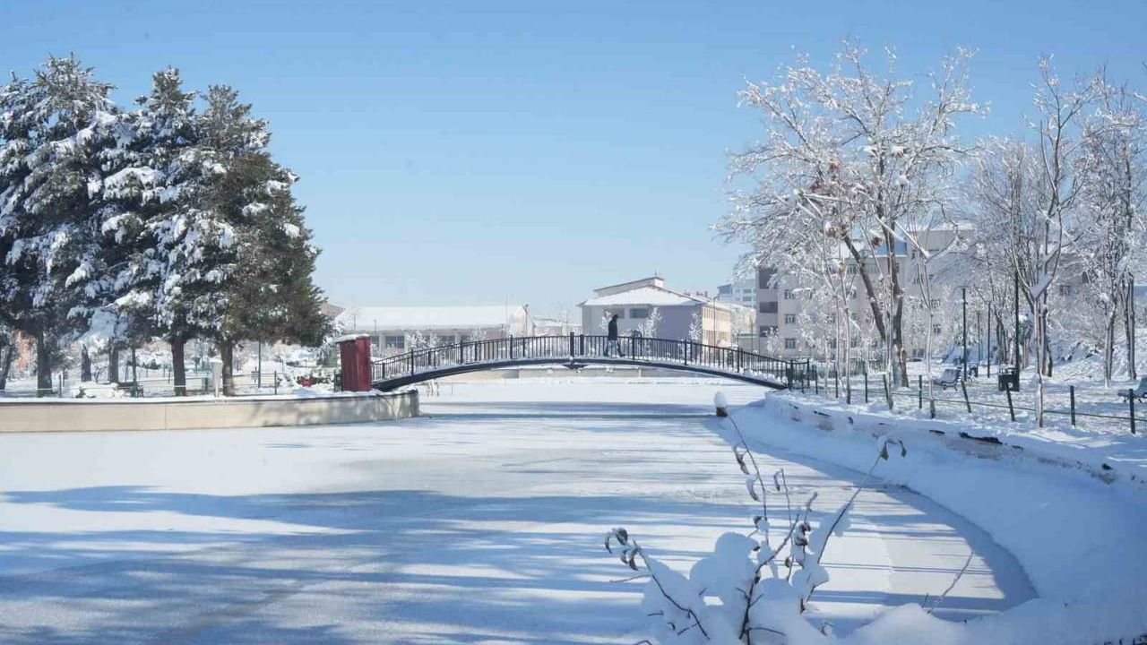 Muş'ta sıcaklık eksi 28°C'ye düştü: Göletler dondu, çatılarda buz sarkıtları oluştu
