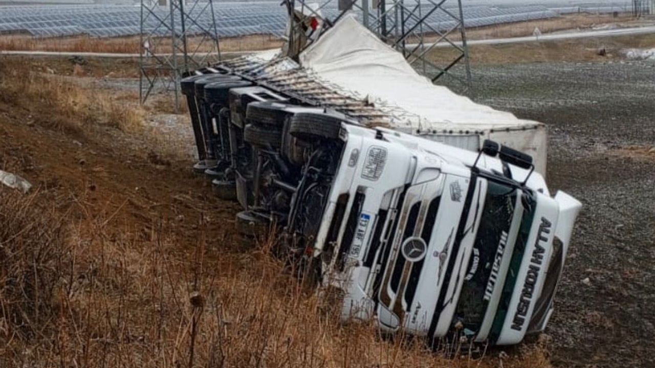 Muş'ta tır virajı alamayıp şarampole yuvarlandı