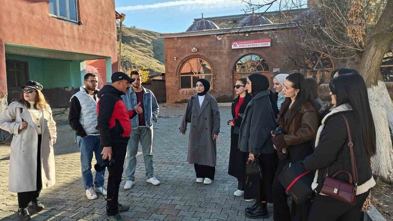 Muş'ta üniversite öğrencileri fotoğrafçılık kursuyla kentin tarihi ve kültürel mekânlarını belgeledi