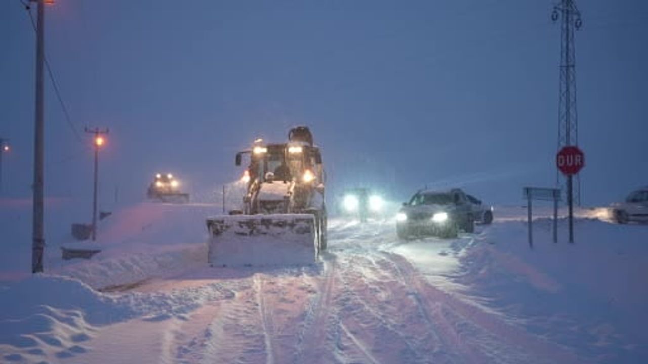 Muş’ta yeni yıl mesaisi: Vali Avni Çakır sahadaki ekipleri ziyaret etti