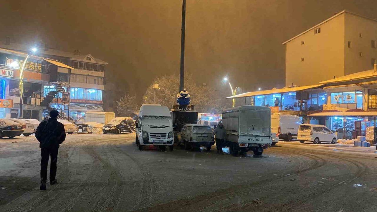 Muş'un Hasköy ilçesinde mevsimin ilk karı yağdı