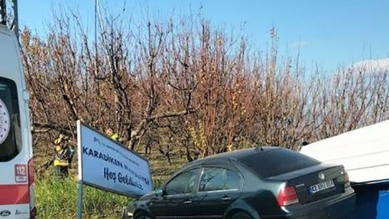 Mut'ta otomobil otobüs durağına çarptı: 2 yaralı