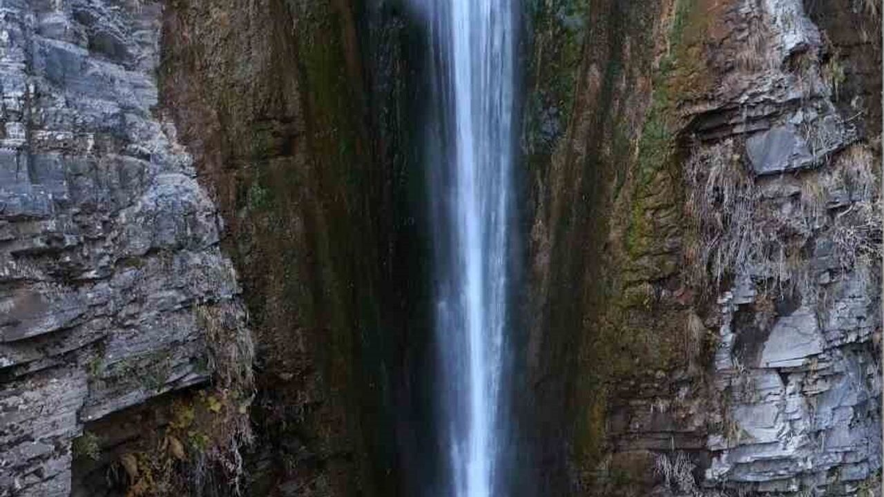 Mutki'nin Saklı Cenneti: Gümüşkanat Şelalesi Yaklaşık 60 Metreyle İlgi Çekiyor
