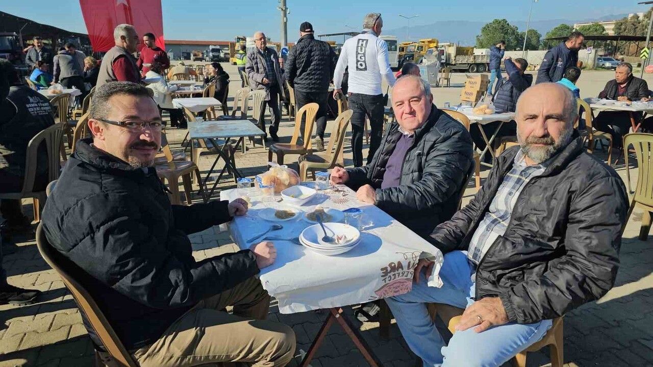 Nazilli Belediyesi Fen İşleri Müdürlüğü, Bozdoğan Yolu Şantiyesinde Keşkek Hayrı Düzenledi