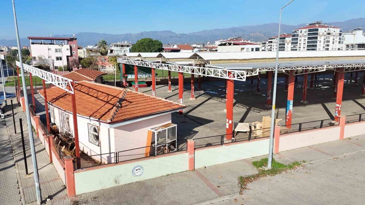 Nazilli Belediyesi Şirinevler Pazaryeri'nin Güney Bölümünü Üstü Kapattı