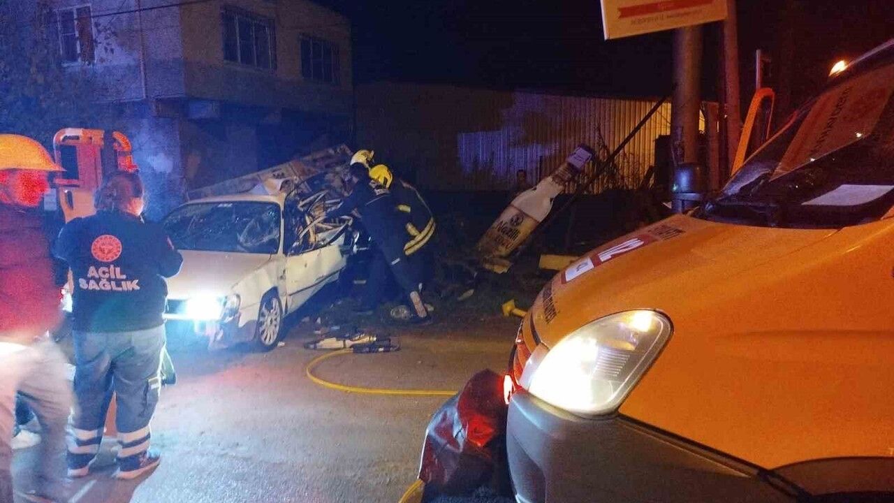 Nazilli'de ağaca çarpan otomobildeki yaralı sürücü itfaiye ekipleri tarafından kurtarıldı