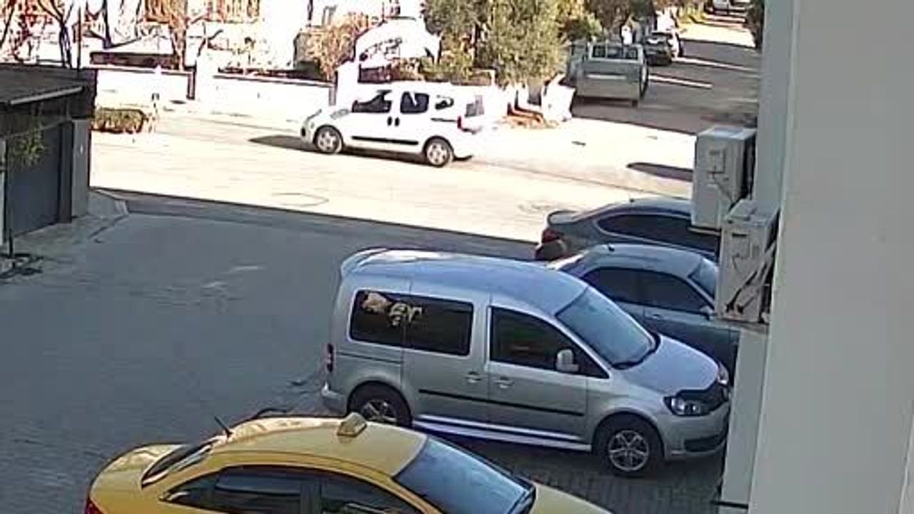 Nazilli’de minibüs motosiklete çarptı, ardından park halindeki araçlara çarptı: 1 yaralı