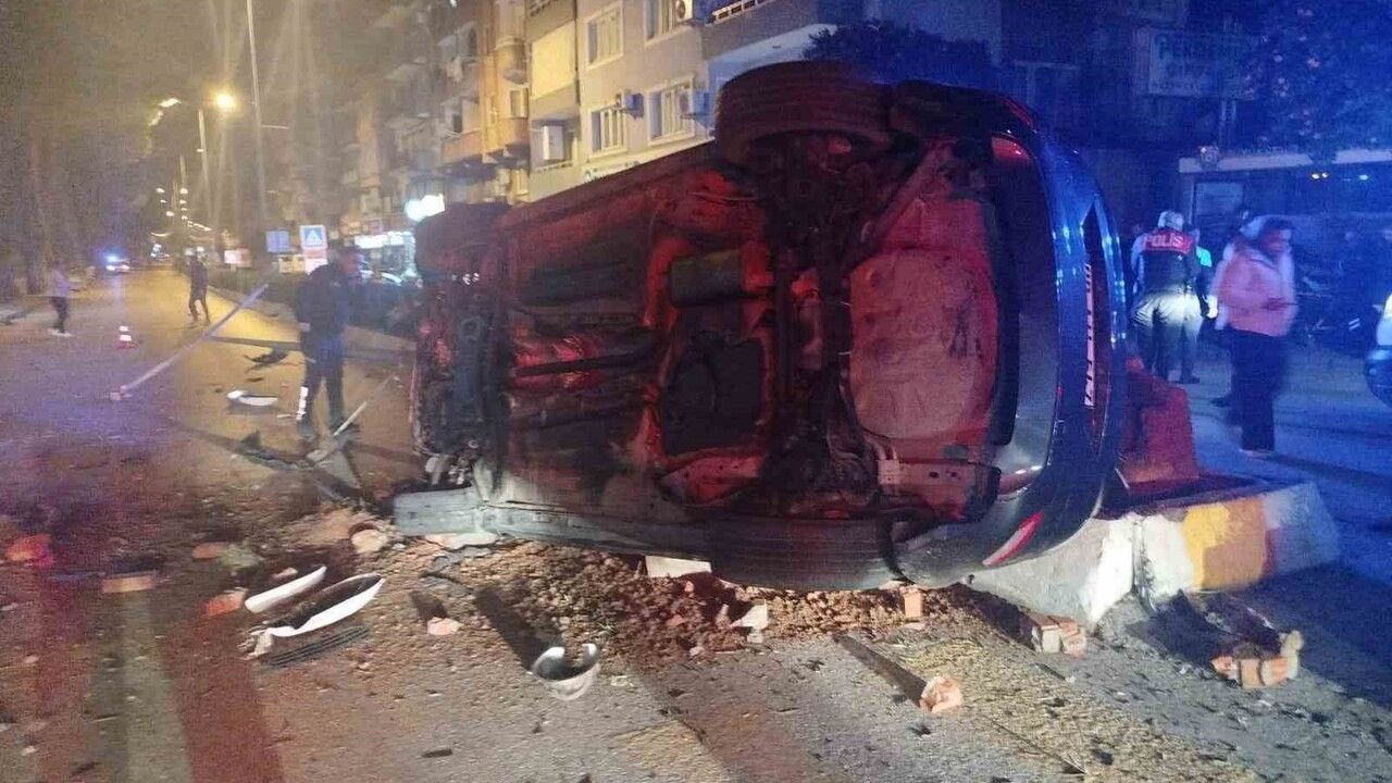 Nazilli'de refüje çarpan otomobil takla atarak karşı şeride geçti: 2 yaralı