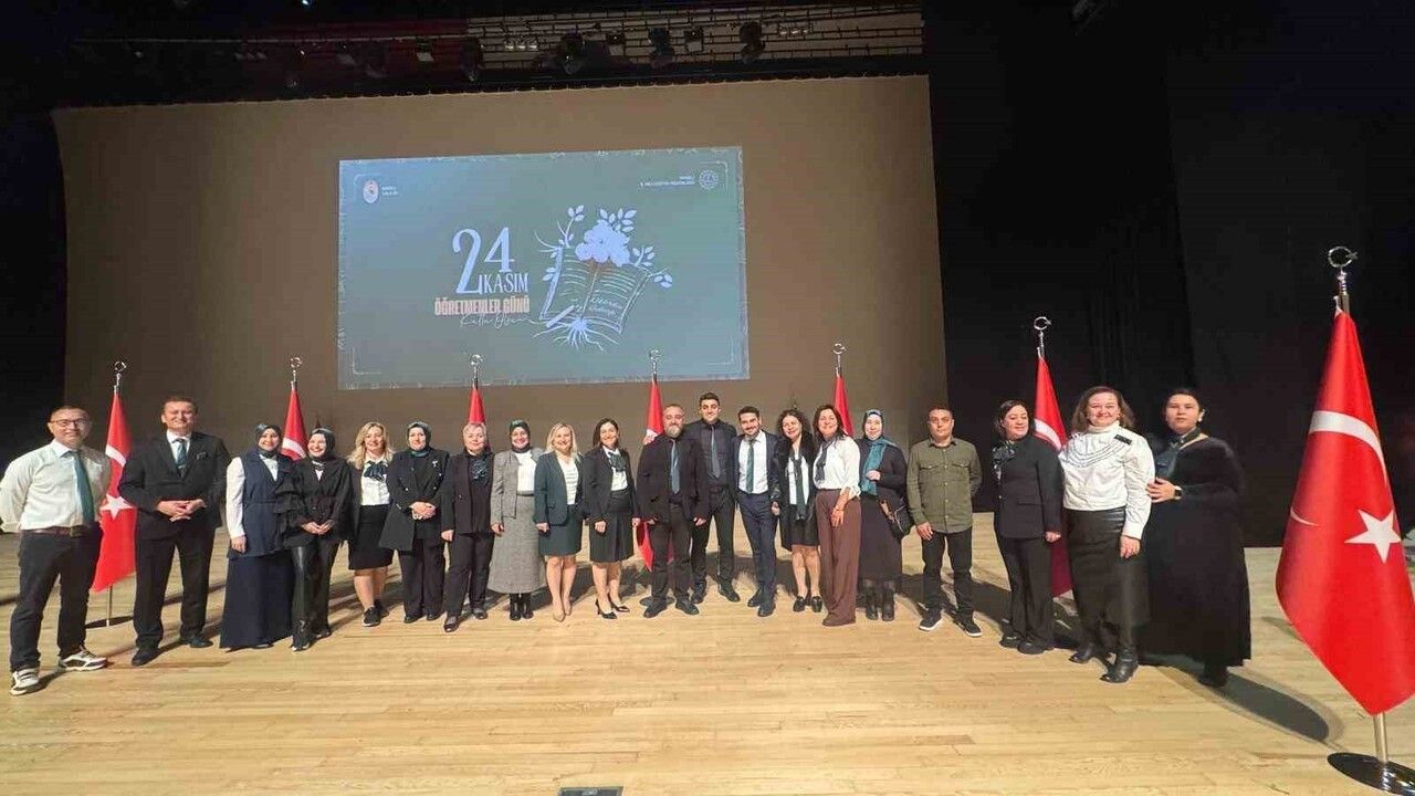 Necla-Ergun Abalıoğlu Ticaret Meslek Lisesi 'Köklerden Geleceğe Öğretmen' Gösterisiyle İl Kutlamasında Beğeni Topladı