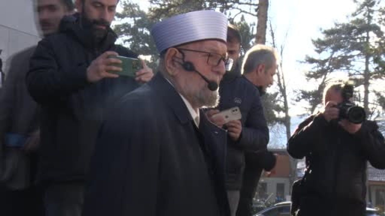 Necmettin Nursaçan eşi Pakize Nursaçan'ı son yolculuğuna uğurladı