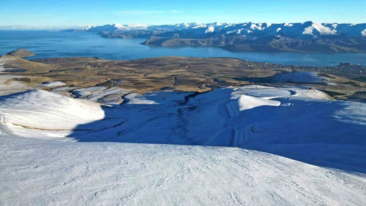 Nemrut Kalderası, Van Gölü ve Süphan Dağı kışın kartpostallık görüntüler sundu