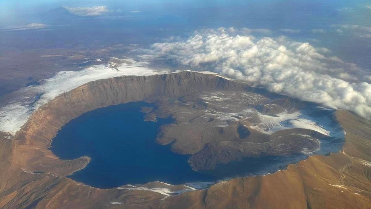 Nemrut Krater Gölü ve kalderası Tatvan'da uçaktan görüntülendi