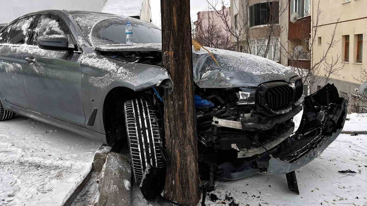 Nevşehir'de buzlanma sonrası kaza: Ağaç otomobilin bahçe duvarından düşmesini engelledi