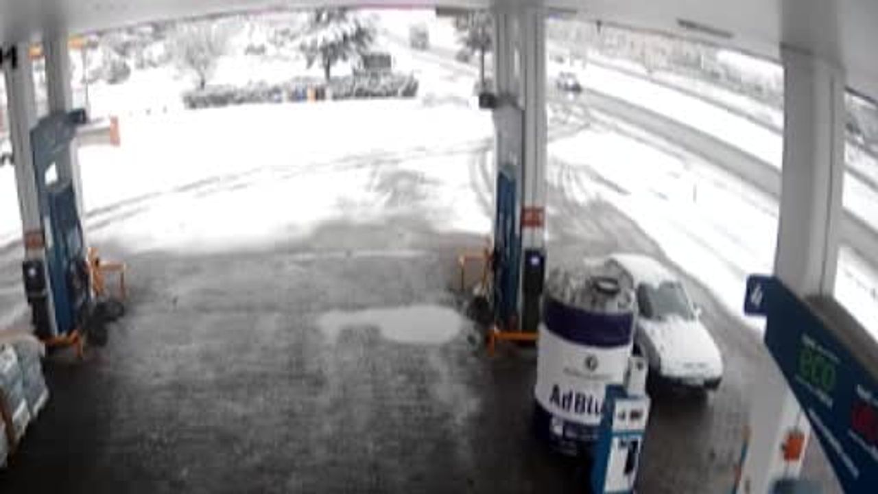 Nevşehir'de buzlanma sonucu kontrolden çıkan otomobil takla attı — Kaza anı kamerada