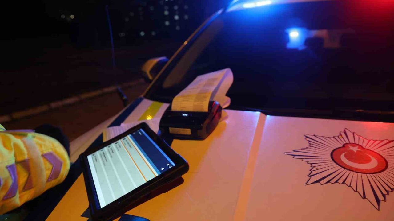 Nevşehir'de ehliyetsiz ve alkollü sürücünün kontrolünü kaybettiği araç ağaca çarptı: 2 yaralı