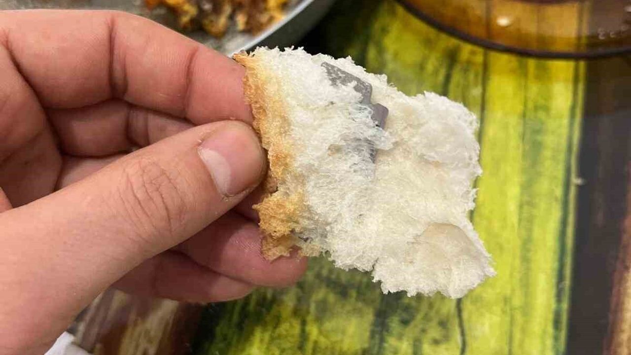 Nevşehir'de fırından alınan ekmeğin içinden jilet çıktı