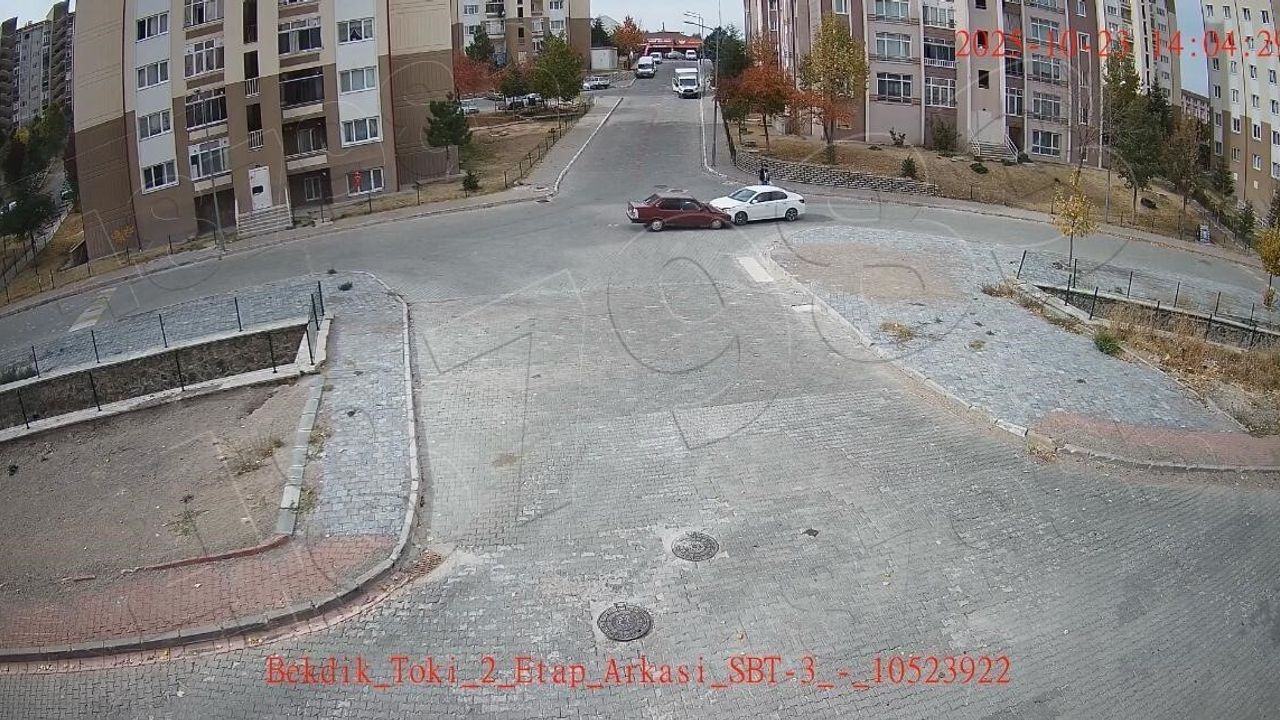 Nevşehir'de İki Otomobil Kafa Kafaya Çarpıştı; KGYS Kameraları Kaydetti